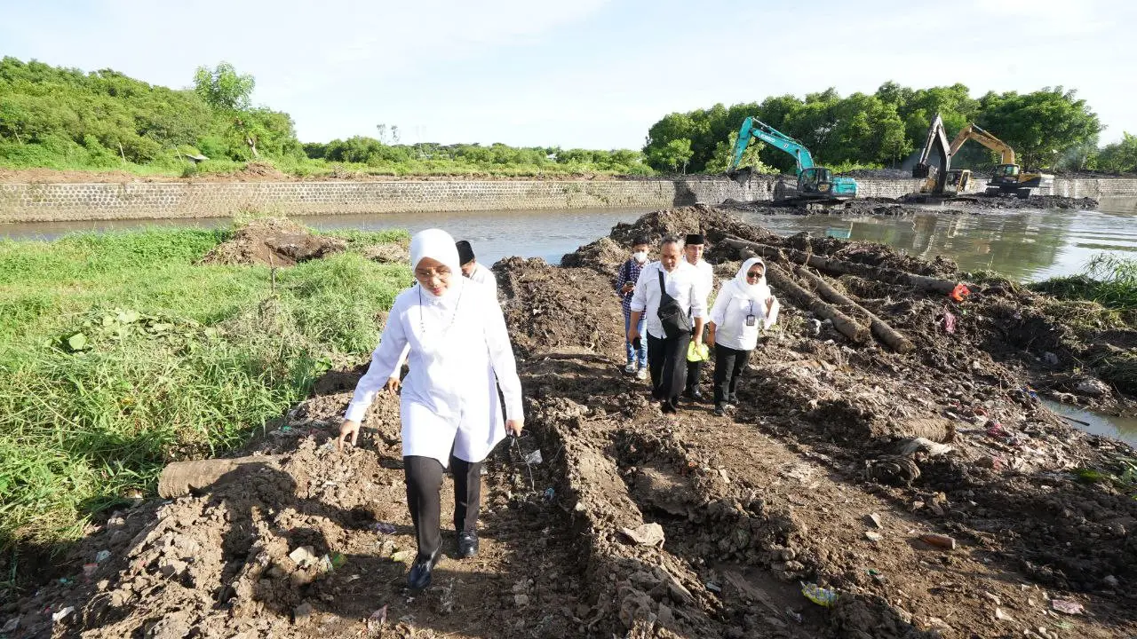 Cek Normalisasi Kali Lo, Bupati Ipuk: Sedimen 18.000 Meter Kubik Diangkat