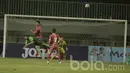 Pemain PS TNI, Elio Martins duel udara dengan kapten PSM, Hamkah Hamzah pada laga Liga 1 Indonesia di Stadion Pakansari, Bogor (15/05/2017). PS TNI menang 2-1. (Bola.com/M Iqbal Ichsan)