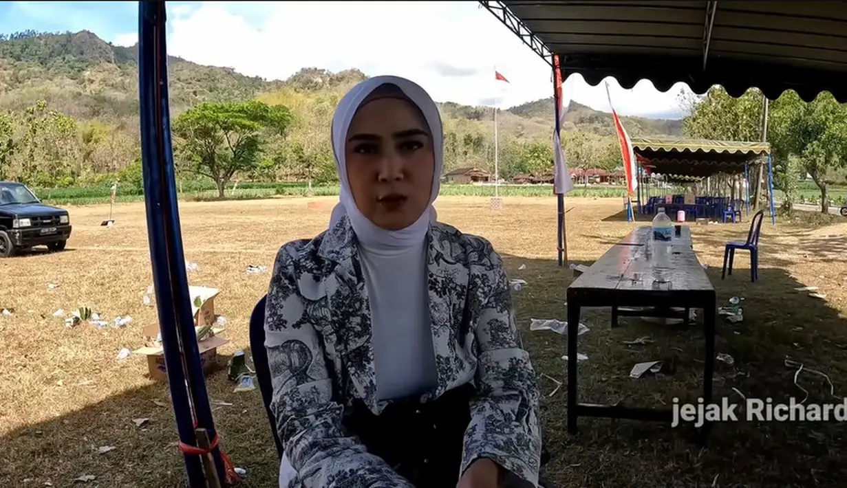 Penampilan Linda D'Academy juga berbeda dengan saat masih tampil di layar kaca. Linda sejak Covid-19 lalu memutuskan untuk berhijab. Sebagai penyanyi dangdut, ia juga siap menerima segala resikonya. [Youtube/Jejak Richard]