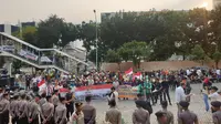 Massa pendukung KPK berorasi di depan gedung antirasuah. (Liputan6.com/Nanda Perdana Putra)