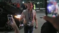Asisten pelatih Timnas Indonesia Alex Pastoor menyaksikan laga Persija Jakarta Vs PSBS Biak di Stadion Candrabhaga, Bekasi, Minggu (2/2/2025). (Bola.com/Bagaskara Lazuardi)