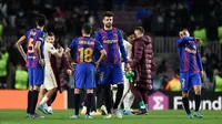 Bek Barcelona Spanyol Gerard Pique (tengah) dan rekan satu timnya bereaksi usai pertandingan melawan Galatasaray pada pertandingan leg pertama babak 16 besar Liga Europa di stadion Camp Nou di Barcelona (11/3/2022). Barcelona bermain imbang atas Galatasaray 0-0. (AFP/Lluis Gene)