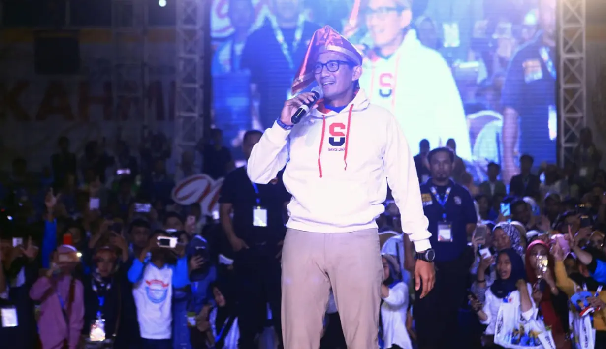 Sandiaga Uno memberi pemaparan saat menjadi pembicara pada Makassar Young Entreprenuer Summit (YESS) 2019 di Makassar, Senin (1/4/2019). Sandiaga Uno yang juga Cawapres nomor urut dua itu mengimbau generasi muda agar berani menghadapi tantangan dalam mengembangkan usaha. (Liputan6.com/HO/Astro)