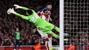 Dalam drama adu penalti, Arsenal keluar sebagai pemenang dengan skor 4-2 atas Porto. (Adrian DENNIS/AFP)
