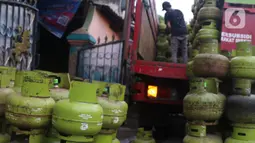 Pekerja tengah menata tabung gas LPG 3 kg di kawasan Tangerang Banten, Kamis (17/2/2022). Direktur Utama PLN Darmawan Prasodjo mengatakan saat ini impor LPG dari tahun ke tahun terus meningkat seiring dengan meningkatnya konsumsi masyarakat. (Liputan6.com/Angga Yuniar)