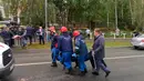 <p>Dalam gambar yang diambil dari video ini, karyawan darurat membawa yang terluka dari lokasi penembakan di Sekolah No. 88, Izhevsk, Rusia, Senin (26/9/2022). Aksi pria bersenjata tersebut dilakukan di sebuah kota sekitar 960 kilometer (596 mil) timur Moskow di wilayah Udmurtia. (Izhlife.ru via AP)</p>