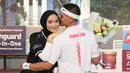 Pose pasangan artis, Citra Kirana dan Rezky Aditya, setelah pertandingan tenis tunggal putra Turnamen Olahraga Selebriti Indonesia yang berlangsung di GOR Universitas Negeri Jakarta, Sabtu (29/7/2023). (Bola.com/Abdul Aziz)