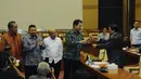 Wakil Ketua DPR Fadli Zon (kanan) memberikan palu sidang kepada Ketua Komisi III terpilih Aziz Syamsudin dari Fraksi Golkar (kedua kanan) di Jakarta, Rabu (29/10/2014). (Liputan6.com/Andrian M Tunay)