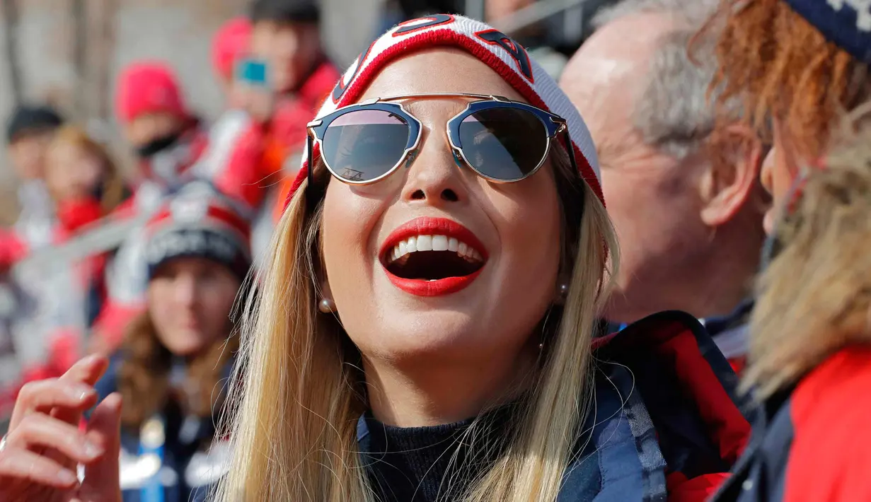 Putri Presiden AS Donald Trump, Ivanka Trump mengenakan kacamata menyaksikan pertandingan bobsleigh empat orang laki-laki selama Olimpiade Musim Dingin Pyeongchang di Olympic Sliding Center, Korea Selatan (25/2). (AFP Photo/Pool/Eric Gaillard)