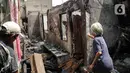 <p>Sejumlah warga membersihkan puing sisa kebakaran yang melanda kawasan Pasar Gembrong, Jakarta, Senin (25/4/2022). Sebanyak  400 Rumah dan Bangunan hangus terbakar dan  total kerugian akibat insiden kebakaran tersebut Ditaksir senilai Rp1,5 Miliar. (Liputan6.com/Faizal Fanani)</p>