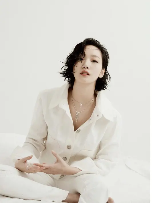 Ini adalah penampilan Kim Go Eun untuk sesi pemotretan. Mengenakan pakaian lengan panjang berkerah bernuansa putih dengan kancing besar, sederhana, namun terlihat sangat manis, bukan? Foto: Instagram @ggonekim.