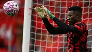 Kiper Manchester United asal Kamerun bernomor punggung 24, Andre Onana, melakukan pemanasan sebelum pertandingan Liga Inggris antara Manchester United dan Burnley di Old Trafford, Manchester, barat laut Inggris, pada 30 Agustus 2025. (Oli SCARFF/AFP)