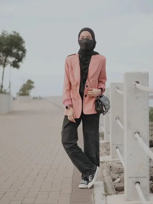 <p>Memadukan pink dan hitam memang tidak pernah salah. Alyssa Soebandono pun melakukan hal serupa dengan memadukan outfit serba hitamnnya dengan blazer berwarna hitam. (instagram/ichasoebandono)</p>