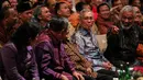 Perbincangan hangat yang diselingi canda tampak terlihat dalam acara Supermentor-6: Leaders, Jakarta, Minggu (17/5/2015). Empat tokoh negarawan berbagi pengalamannya dalam rangka menyambut Hari Kebangkitan Nasional ke-107 (Liputan6.com/Faizal Fanani)