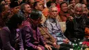 Perbincangan hangat yang diselingi canda tampak terlihat dalam acara Supermentor-6: Leaders, Jakarta, Minggu (17/5/2015). Empat tokoh negarawan berbagi pengalamannya dalam rangka menyambut Hari Kebangkitan Nasional ke-107 (Liputan6.com/Faizal Fanani)