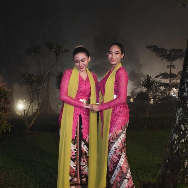 7 Potret Ariel Tatum dan Happy Salma Nari Jaipongan di Sukabumi 1980