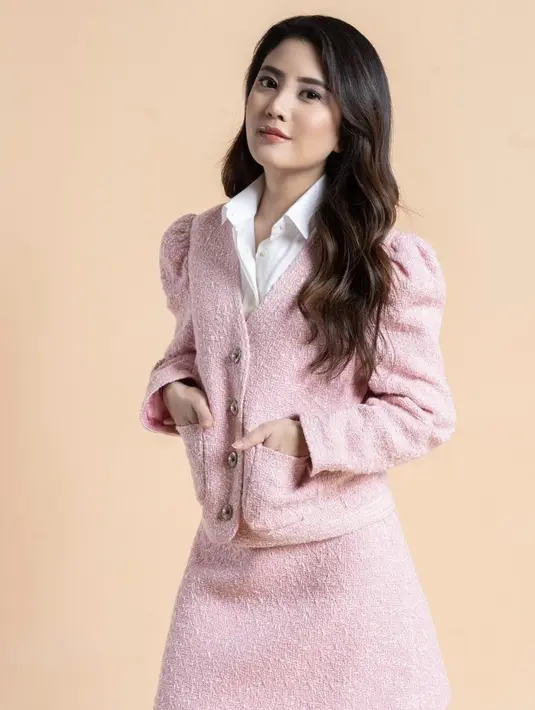 Tampilannya semakin feminim dengan two pieces warna pink, dari Blazer hingga skirtnya. @valenciatanoe