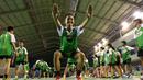 Siswa MILO School Competition 2015, mendapatkan pelatihan fisik dari juara ganda putra Olimpiade Atlanta 1996, Rexy Mainaky di Gedung Pelatnas PBSI, Cipayung, Rabu (25/11/2015). (Bola.com/Nicklas Hanoatubun)