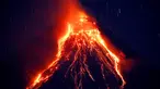 Pemandangan ketika lava panas keluar dari puncak Gunung Mayon yang berada di Kota Legazpi, Provinsi Albay, Filipina, Selasa (23/1). Gunung berapi paling aktif di Filipina ini mengeluarkan lava, abu, dan asap. (AP Photo/Bullit Marquez)