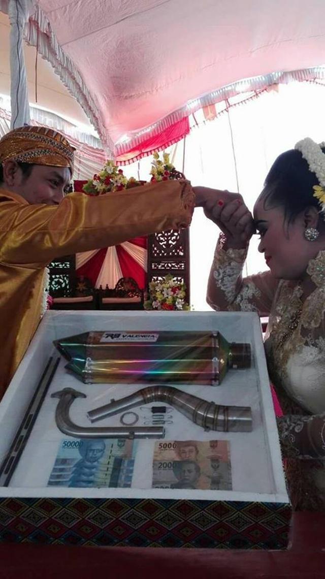 Pengantin asal Magetan yang menikah dengan mahar uang dan seperangkat knalpot/copyright brilio.net/Facebook/@berita magetan