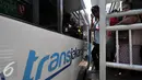 Penumpang berdesakan saat menaiki bus Transjakarta menuju Ragunan di Halte Dukuh Atas 2, Jakarta, Jumat (1/1/2016). Ratusan penumpang menumpuk menunggu bus TransJakarta tujuan Ragunan untuk menikmati libur panjang 2016. (Liputan6.com/Yoppy Renato)