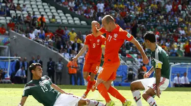 Bek Meksiko, Hector Moreno mengalami patah tulang kering pada kaki kiri saat timnya kalah 1-2 dari Belanda, Brasil, Minggu (29/6/14). (REUTERS/Murad Sezer)