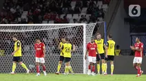 Pemain Oxford United FC merayakan gol yang dicetak ke gawang Liga Indonesia All Star pada laga Piala Presiden di Stadion Utama Gelora Bung Karno (SUGBK), Jakarta, Minggu (6/7/2025). (Liputan6.com/Helmi Fithriansyah)