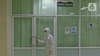 Petugas mengenakan pakaian perlengkapan Bio Safety untuk tindakan medis pasien terinfeksi virus corona (2019-nCoV) di ruang isolasi unit gawat darurat di RSUD Pasar Minggu, Jakarta Selatan, Rabu (29/1/2020). (Liputan6.com/Herman Zakharia)