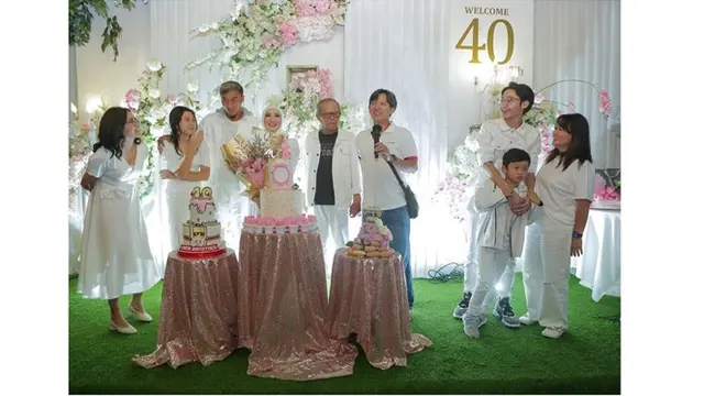 6 Potret Perayaan Ulang Tahun ke-40 Okie Agustina, Riasannya Bikin Pangling
