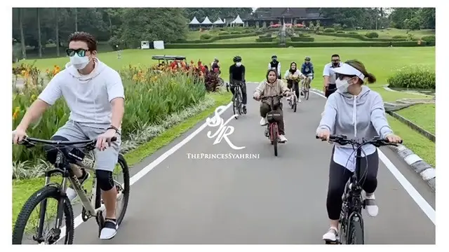 8 Potret Syahrini dan Reino Barack saat Bersepeda di Kebun Raya, Kompak Banget