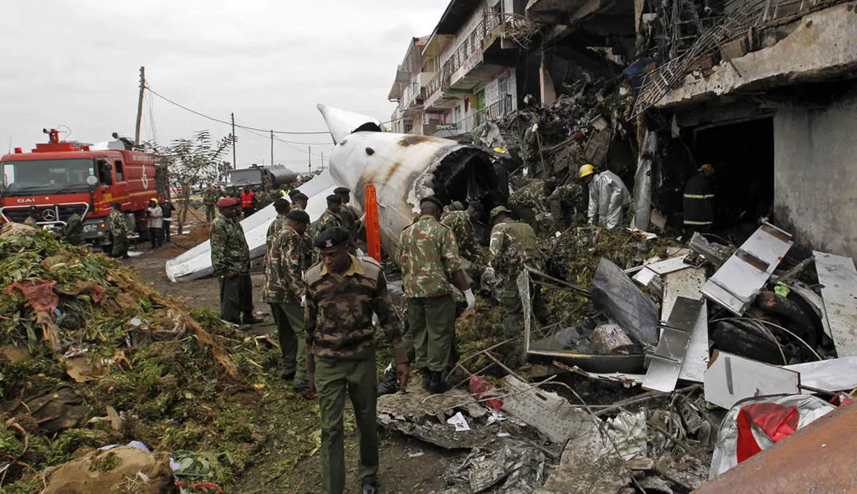 Pesawat kargo jenis Fokker 50 jatuh dan terbakar tak lama setelah lepas landas dari Jomo Kenyatta International Airport, (2/7/2014). (REUTERS/Thomas Mukoya)