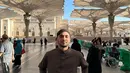 Ketika berpose di Masjid Madinah, Refal juga terlihat tampan. Mengenakan outfit berwarna cokelat gelap, Refal Hady melokal dengan rupa memesona. Foto: Instagram.