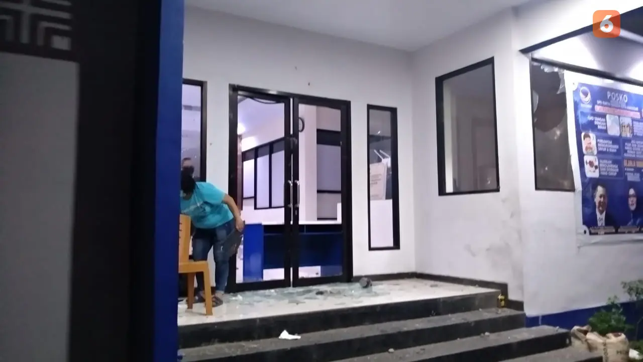 Kantor DPD Partai NasDem Makassar dirusak dan dijarah (Liputan6.com/Fauzan)