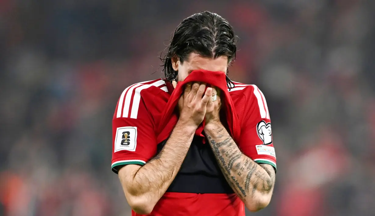 Hungaria turun ke peringkat ketiga klasemen Grup F dengan 8 poin dari 6 laga. Hasil itu membuat Dominik Szoboszlai dipastikan gagal ke turnamen akbar 4 tahunan itu. (AP Photo/Denes Erdos)