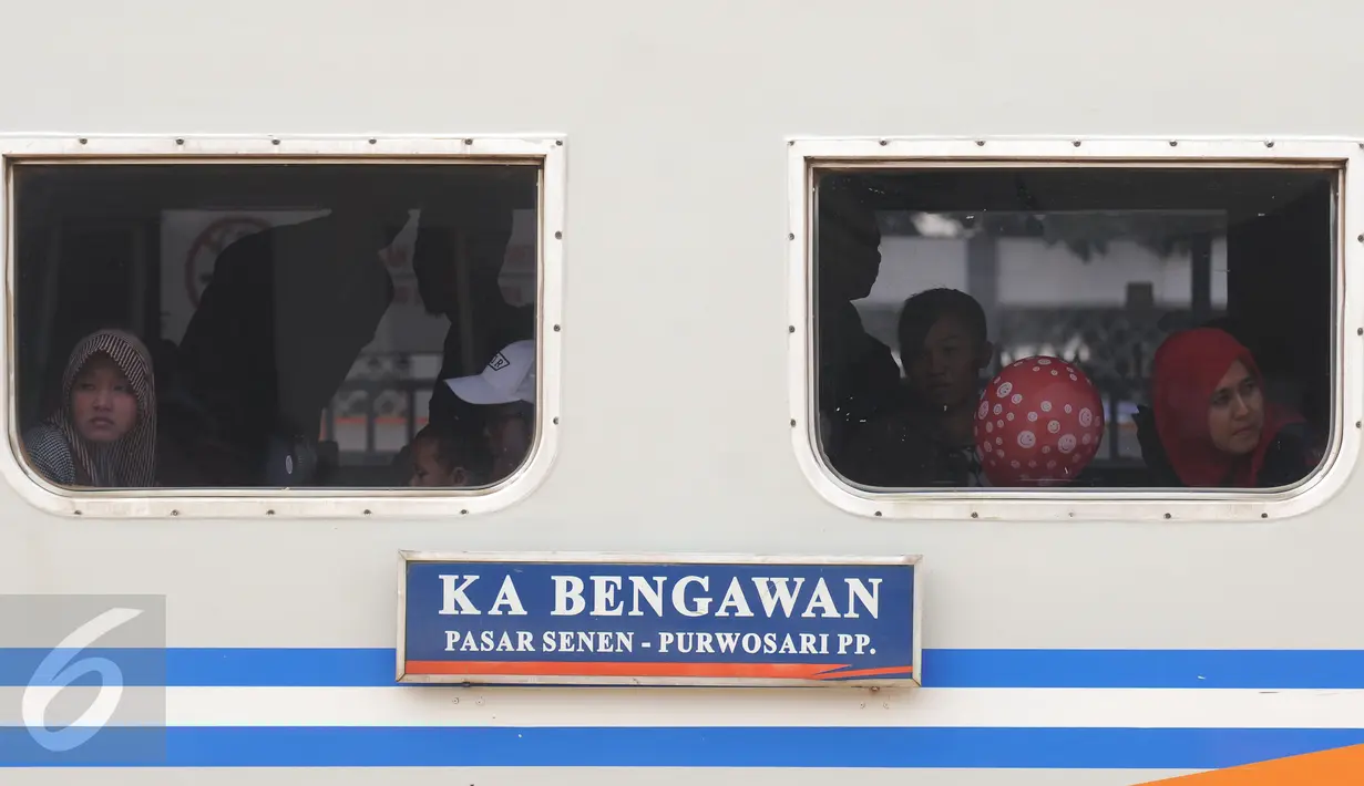 Sejumlah pemudik siap diberangkatkan dari Stasiun Senen Jakarta, Sabtu (2/7). Ribuan pemudik kembali memadati Stasiun Senen untuk berangkat menuju kota kota di pulau Jawa. (Liputan6.com/Helmi Fithriansyah)