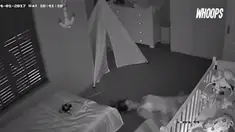 Sang ibu merayap sambil telentang agar tak menimbulkan suara bising hingga anaknya terbangun.