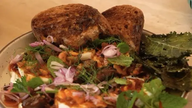 Sherina Munaf coba resep Turkish Eggs bareng Chef Renatta. (credit:instagram.com/sherinamunaf/smeg.id)