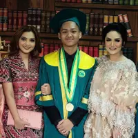 Azriel Hermansyah tak bisa menyembunyikan kebahagiaannya saat didampingi oleh Krisdayanti dan Ashanty saat wisuda SMA (Instagram/@azriel_hermansyah)