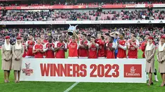 Gelandang Arsenal, Martin Odegaard (tengah) mengangkat trofi setelah memenangkan pertandingan sepak bola persahabatan pramusim untuk final Piala Emirates antara Arsenal dan Monaco di Stadion Emirates di London utara pada 2 Agustus 2023.(AFP/Glyn Kirk)