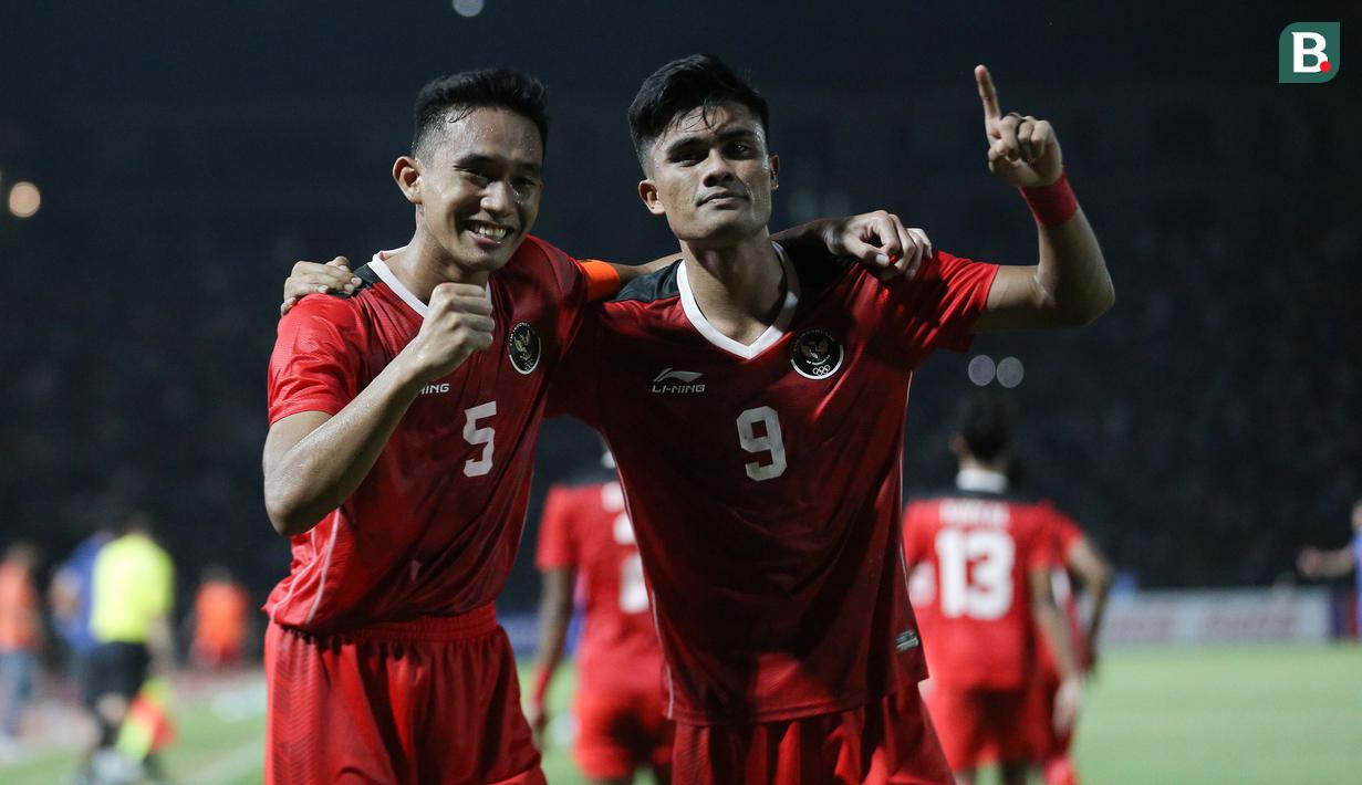 <p>Selebrasi striker Timnas Indonesia U-22, Ramadhan Sananta (kanan) bersama Rizky Ridho Ramadhani setelah mencetak gol kedua ke gawang Thailand pada laga final cabor sepak bola SEA Games 2023 di National Olympic Stadium, Phnom Penh, Kamboja, Selasa (16/5/2023). (Bola.com/Abdul Aziz)</p>