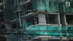 Pekerja menyelesaikan pembangunan gedung di kawasan Ampera, Jakarta, Kamis (4/4). Kementerian Pekerjaan Umum dan Perumahan Rakyat (PUPR) terus meningkatkan kompetensi pekerja di bidang konstruksi dengan mempercepat sertifikasi tenaga kerja. (Liputan6.com/Faizal Fanani)