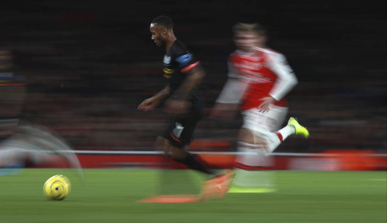 Penyerang Manchester City, Raheem Sterling menggiring bola saat bertanding melawan Arsenal pada lanjutan Liga Inggris di di Stadion Emirates, London (15/12/2019). City menang telak atas Arsenal 3-0. (AP Photo/Ian Walton)