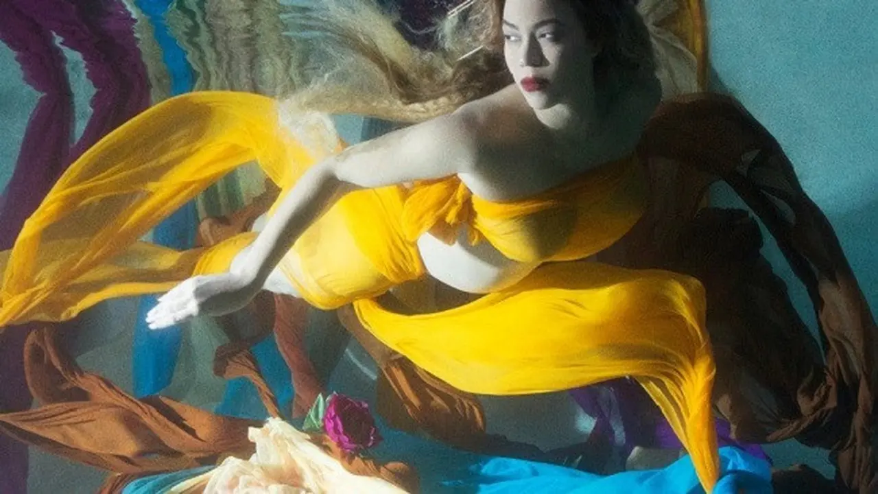 Inspirasi Foto Kehamilan Bertema Underwater ala Beyonce