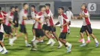 Pemain timnas Indonesia melakukan sesi pemanasan jelang latihan resmi di Stadion Madya, Kompleks Gelora Bung Karno, Jakarta, Senin (9/9/2024). (Liputan6.com/Angga Yuniar)