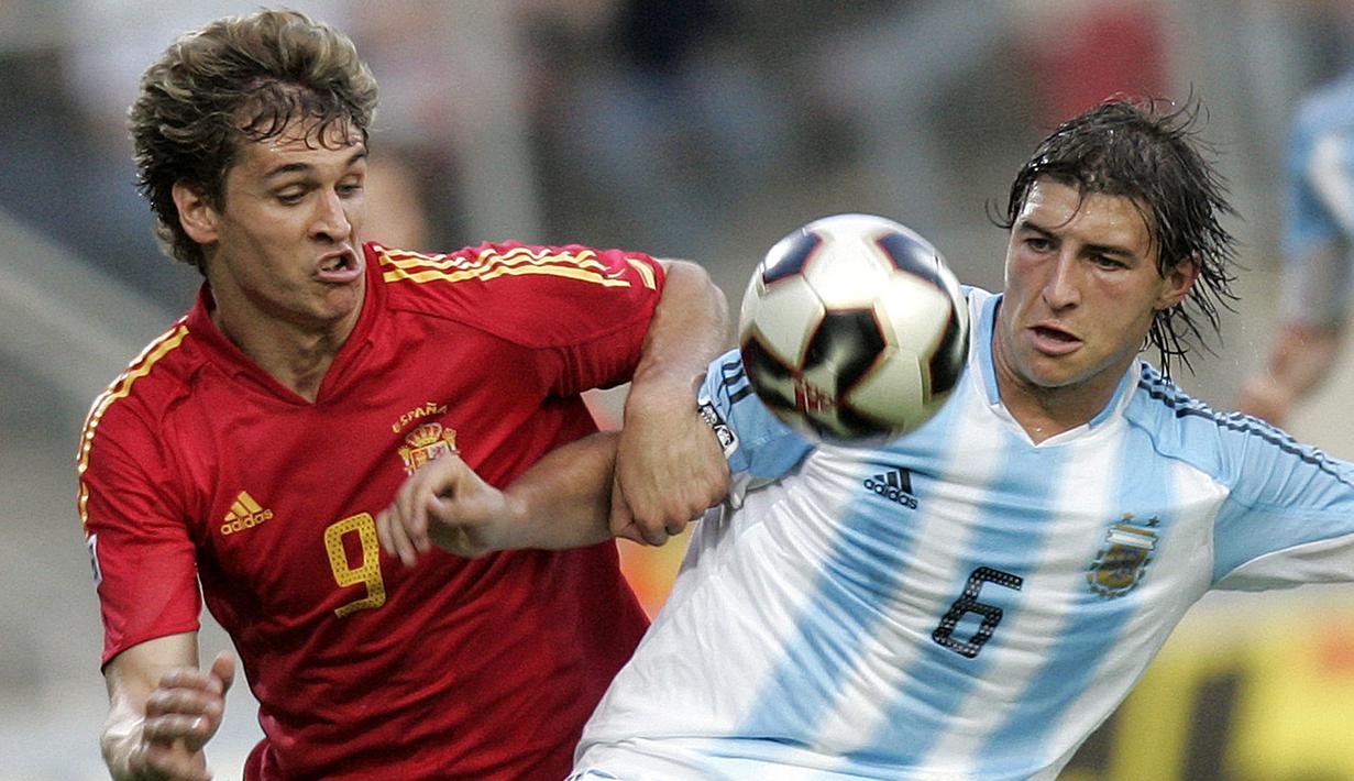 2. Gabriel Paletta - Rafa Benitez memiliki rekor bagus saat mendatangkan pemain dengan posisi bertahan. Namun dirinya gagal saat memboyong bek asal Argentina ini karena sang pemain meredup dan hanya delapan kali membela Liverpool. (AFP/Aris Messinis)