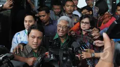 Pengacara Adnan Buyung Nasution memberikan keterangan usai bertemu kliennya, terpidana korupsi kasus hambalang Anas Urbaningrum di Gedung KPK, Jakarta, Jumat (6/3/2015). (Liputan6.com/Herman Zakharia)