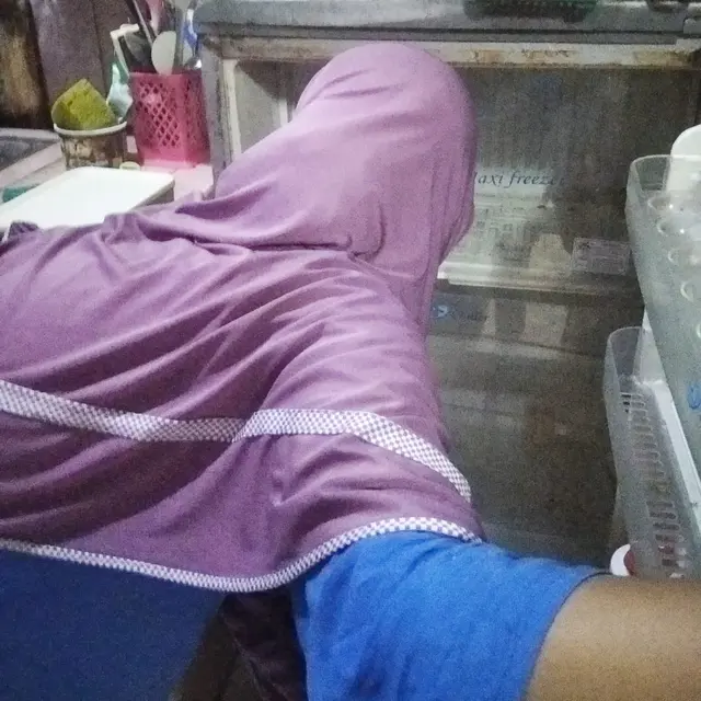 6 Potret Orang Cari Kesejukan di Depan Kulkas Terbuka Ini Bikin Geleng Kepala