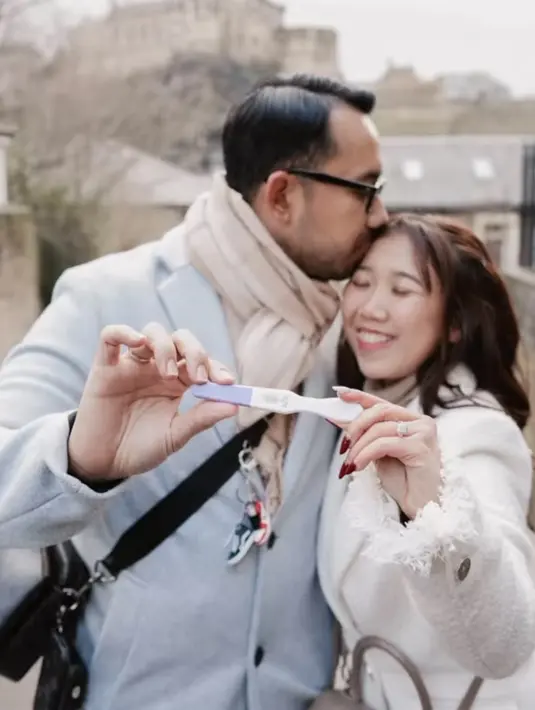 Kala umumkan kehamilan anak pertama kepada publik, Kiky dan Khairi tampil kompak dengan cool tone outfit.  [@kikysaputrii]