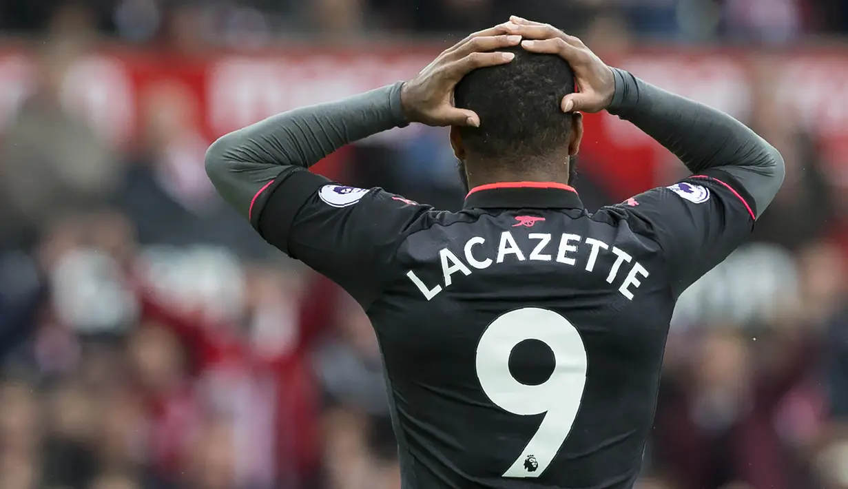 Striker Arsenal, Alexandre Lacazette, tampak kecewa usai dikalahkan Stoke City pada laga Premier League di Stadion Bet365, Sabtu (19/8/2017). Stoke City menang 1-0 atas Arsenal. (AFP/Roland Harrison)