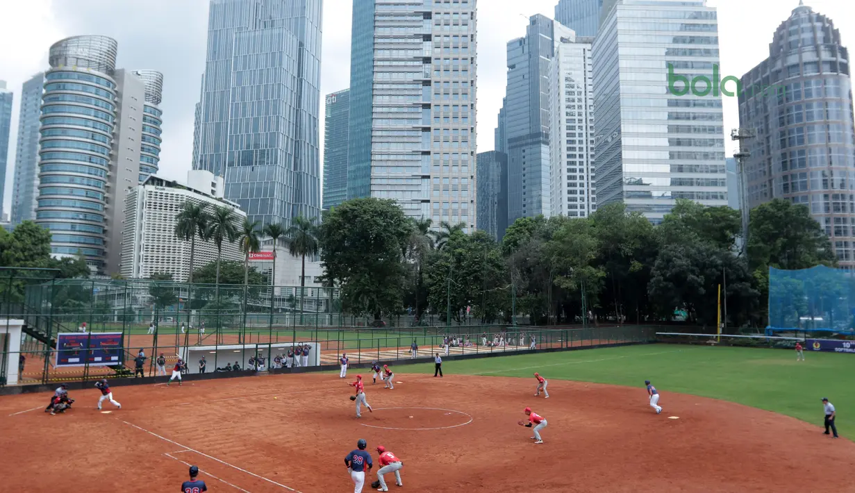 Suasana pertandingan antara Singapura melawan Taiwan pada laga Asian Softball Championship di Senayan, Jakarta,Selasa (24/4/2018). Singapura menang 12-4. (Bola.com/Nick Hanoatubun)